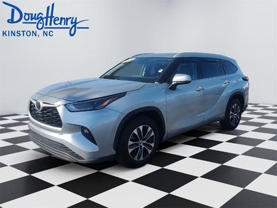 2022 Toyota Highlander XLE FWD (Natl)