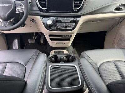 2024 Chrysler Pacifica Hybrid Select FWD