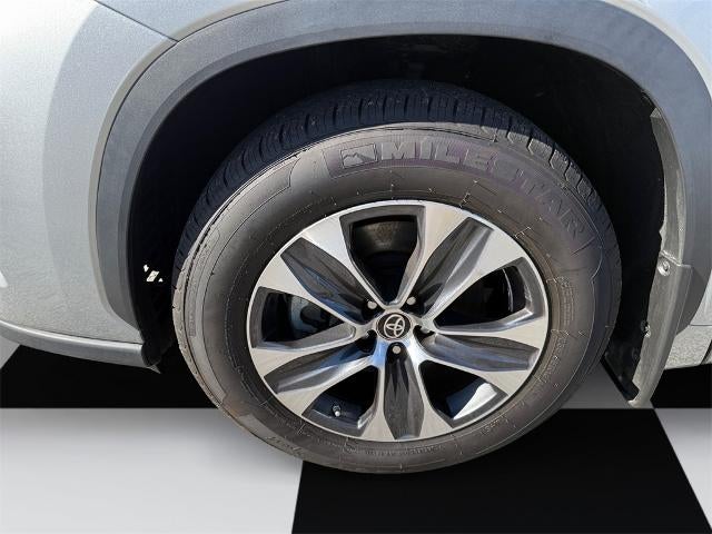 2024 Toyota Highlander LE AWD (SE)