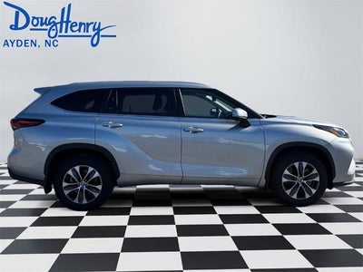 2024 Toyota Highlander LE AWD (SE)